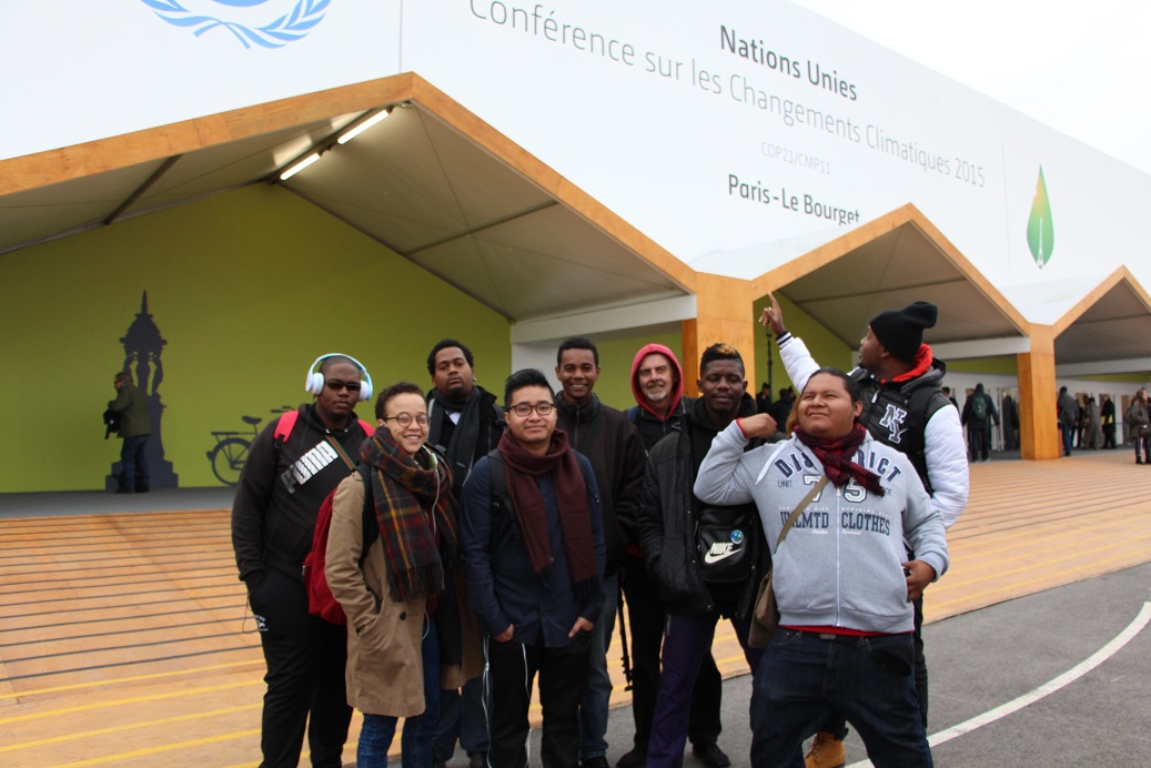 Les chroniqueurs guyanais devant le hall du bourget lieu d'accueil de la conférence des Nations Unies.