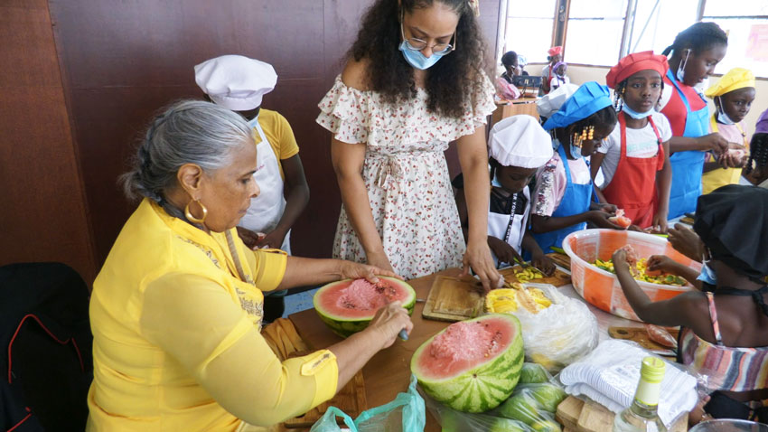 Cheffe-Precy-Pitoula-pendant-un-atelier-de-decouverte-alimention-saine-et-variée