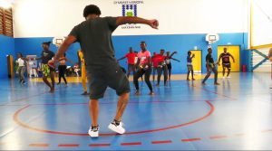 Steddy de l'association Freshblood donne un cours de dancehall pendant le Soholang Dance