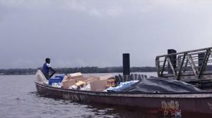Pirogue de denrées affrêtée par la CCOG à destination des communes touchées par les inondations exceptionnelles de mai 2022