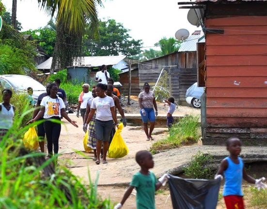 Operation-de-sensibilisation-et-ramassage-de-dechets-a-Chekepatty