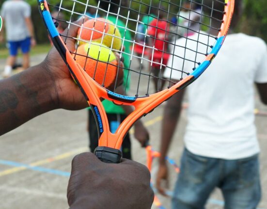 Initiation au tennis dans les quartiers de St-Laurent