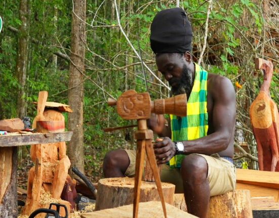 André Van Bree, le sculpteur des trophées du FIFAC