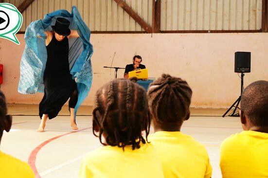 La compagnie Graines de Songe en tournée sur le Maroni avec son spectacle jeune public “Les cueilleurs de sons” dans des écoles de Maripasoula, d’Elahé et de Taluen