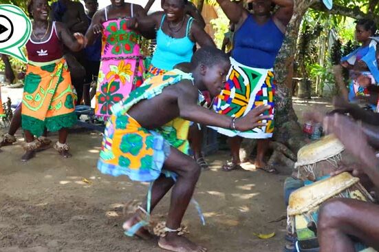 Kong Teki Leli, un groupe qui transmet la culture traditionnelle bushinengué