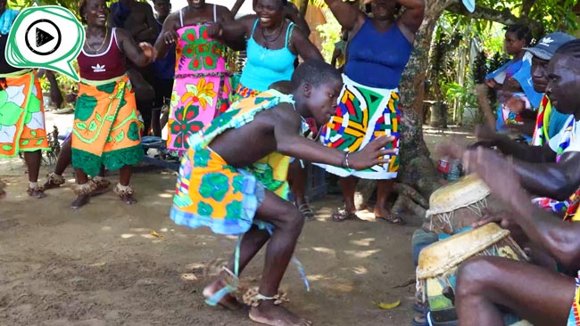 Kong Teki Leli, un groupe qui transmet la culture traditionnelle bushinengué