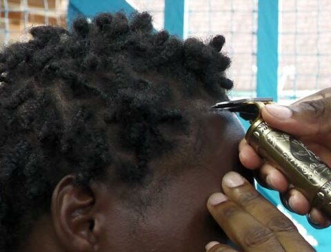 Aujourd’hui, dans l’épisode 2, découvrez : Le coiffeur, Toni