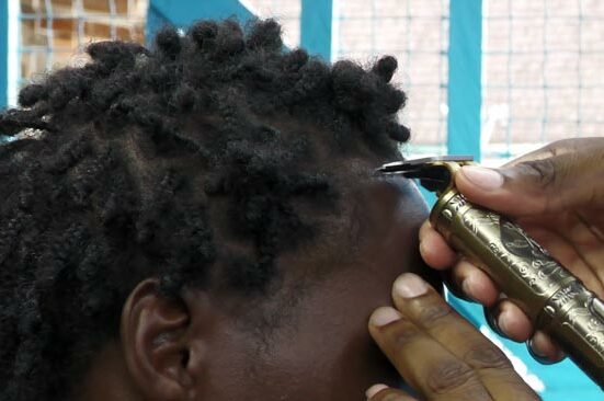 Aujourd’hui, dans l’épisode 2, découvrez : Le coiffeur, Toni