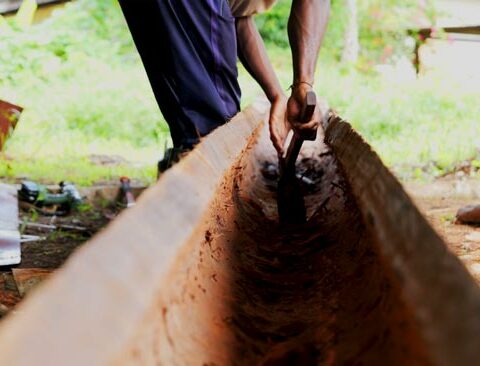 Constructeur de pirogue traditionnelle à Sparouine