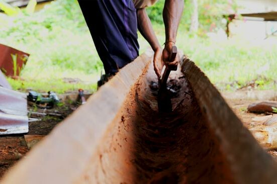 Constructeur de pirogue traditionnelle à Sparouine