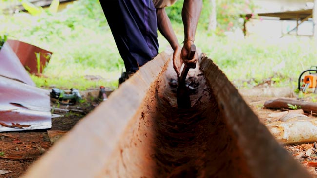 Constructeur de pirogue traditionnelle à Sparouine
