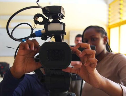 Au lycée Bertène Juminer, à Saint-Laurent du Maroni, un projet ouvre les portes du cinéma aux élèves
