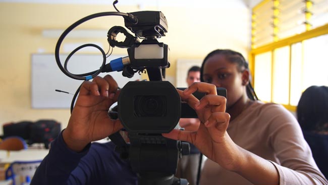 Au lycée Bertène Juminer, à Saint-Laurent du Maroni, un projet ouvre les portes du cinéma aux élèves
