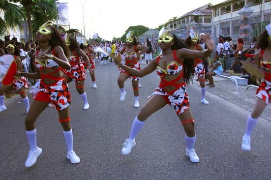 Le 2 février 2026, la Grande Parade le l’Ouest a régalé les spectateurs. Les rues de Saint-Laurent ont accueilli pas moins de 36 groupes, sur le thème « haut en couleurs ».