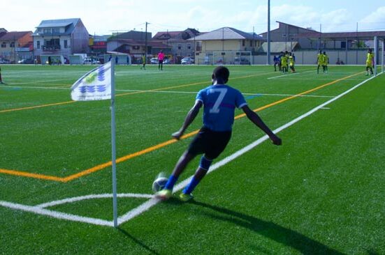 Cette initiative a été organisé par l’association Ouest Guyane Sport, et permet aux jeunes joueurs de pratiquer le football dans des conditions professionnelles