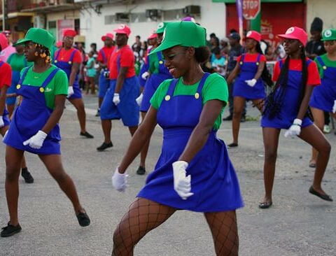 La fête continue : Trompettes, tambours et bien sûr les danseuses ont défilé. Tout le monde s'est ensuite retrouvé pour le vidé !
