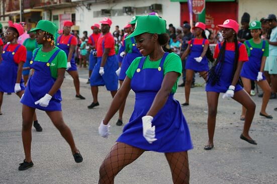 La fête continue : Trompettes, tambours et bien sûr les danseuses ont défilé. Tout le monde s'est ensuite retrouvé pour le vidé !