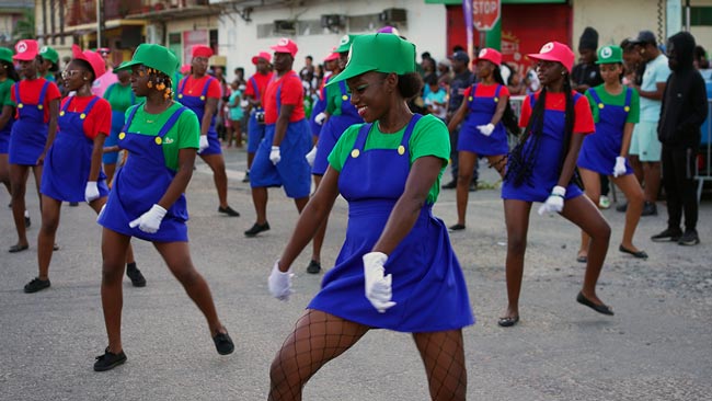 La fête continue : Trompettes, tambours et bien sûr les danseuses ont défilé. Tout le monde s'est ensuite retrouvé pour le vidé !