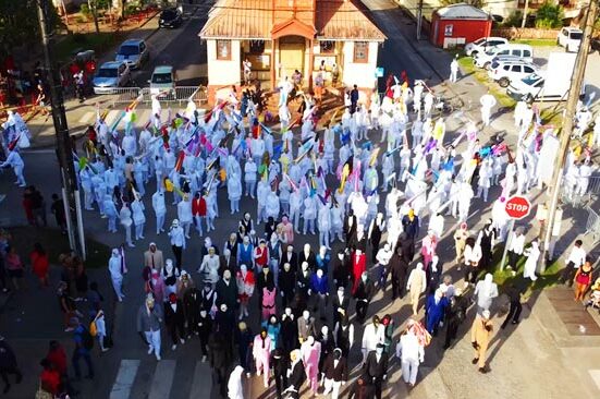 Le moment le plus attendu du Mardi Gras se joue place du marché. Les Jé Farine !