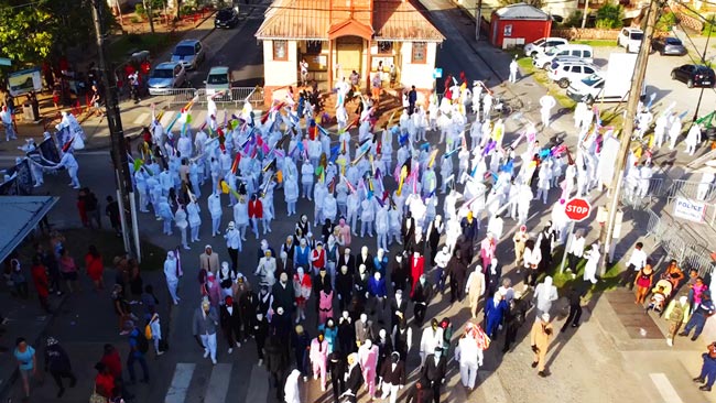 Le moment le plus attendu du Mardi Gras se joue place du marché. Les Jé Farine !