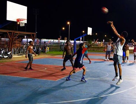 Chaque soir, jeunes et moins jeunes se retrouvent pour jouer — sans licence, sans barrière. Une pratique qui grandit, portée par les passionnés de cette discipline reconnue.