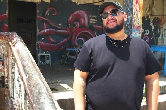 Cet artiste s’est imposé comme une figure incontournable du street art en Guyane française