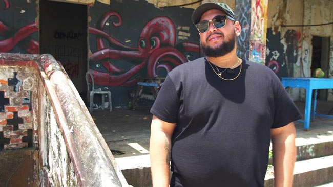 Cet artiste s’est imposé comme une figure incontournable du street art en Guyane française