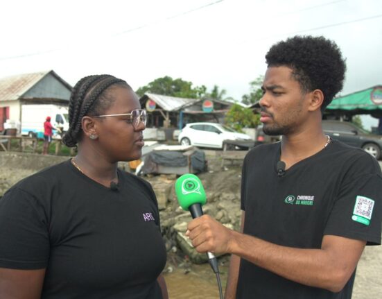 Au programme, rencontre des habitants, découverte du marché aux poissons et du Carbet des Assos.