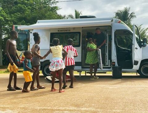 Le bibliobus de Maripasoula en action