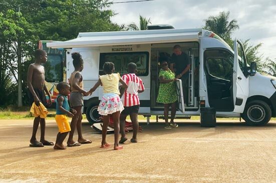 Le bibliobus de Maripasoula en action