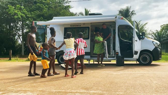 Le bibliobus de Maripasoula en action