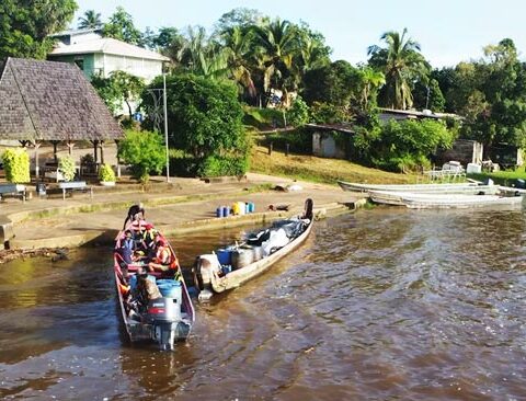 La Pirogue du droit est une action menée en Guyane pour faciliter l’accès à la justice dans les zones isolées, en particulier les communes du fleuve