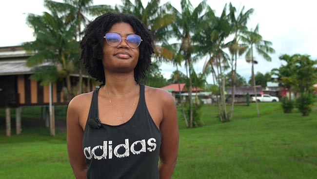 Parmi les juristes de la pirogue du droit, la juriste Lindsay Sophie détaille l’accès aux droits et ses missions au CDAD