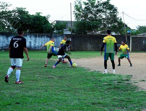 Pour l’équipe de football de l’ASC Bonbet, le voyage fait partie du jeu. Depuis 5 ans, elle répond présente à l’invitation de l’association Football Club Binational, pour un match amical qui dépasse largement le cadre sportif