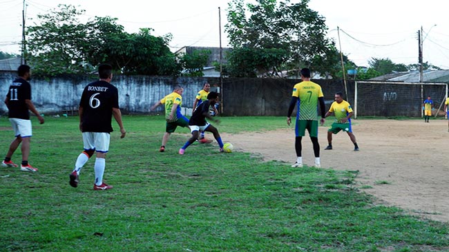 Pour l’équipe de football de l’ASC Bonbet, le voyage fait partie du jeu. Depuis 5 ans, elle répond présente à l’invitation de l’association Football Club Binational, pour un match amical qui dépasse largement le cadre sportif
