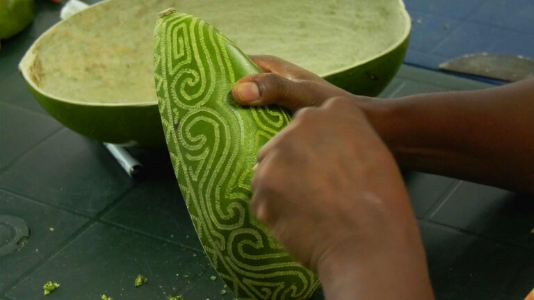 (Archives 2022) Atelier d'art manuel Kali'na : La sculpture sur calebasse