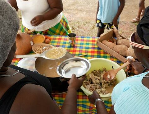 Au cœur de la vallée du Maroni, l'association FOOSELI FOU KON SABI et le Parc Amazonien de Guyane unissent leurs forces pour un atelier pas comme les autres