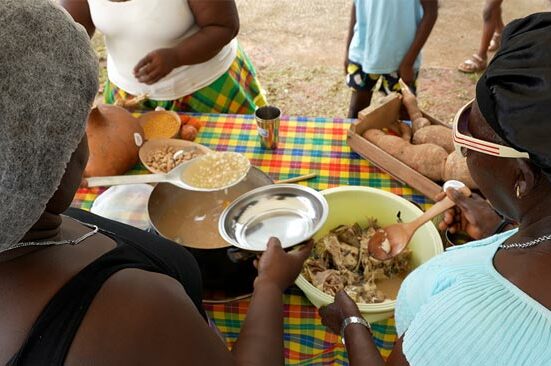 Au cœur de la vallée du Maroni, l'association FOOSELI FOU KON SABI et le Parc Amazonien de Guyane unissent leurs forces pour un atelier pas comme les autres