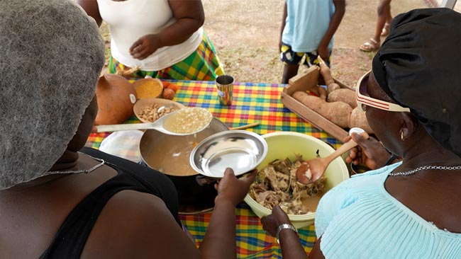Au cœur de la vallée du Maroni, l'association FOOSELI FOU KON SABI et le Parc Amazonien de Guyane unissent leurs forces pour un atelier pas comme les autres