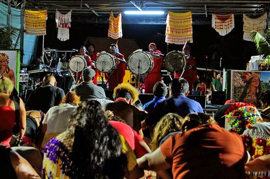 Le samedi 12 septembre 2026, le village de Bellevue a vibré au rythme de la Journée des racines amérindiennes, organisée par la Communauté de communes des Savanes