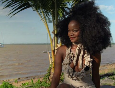 Paloma Doll est une artiste de Guyane qui se fait remarquer dans le monde de la musique grâce à son talent et à ses chansons