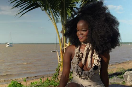 Paloma Doll est une artiste de Guyane qui se fait remarquer dans le monde de la musique grâce à son talent et à ses chansons