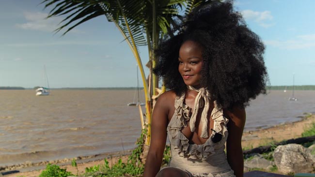 Paloma Doll est une artiste de Guyane qui se fait remarquer dans le monde de la musique grâce à son talent et à ses chansons